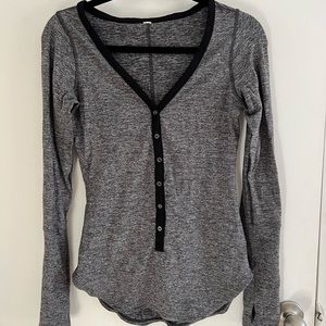 Lululemon size 4/6 gray henley top